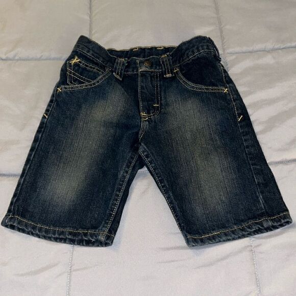 Like new Boys size 6 wrangler Jean shorts with adjustable waistband - Picture 1 of 2